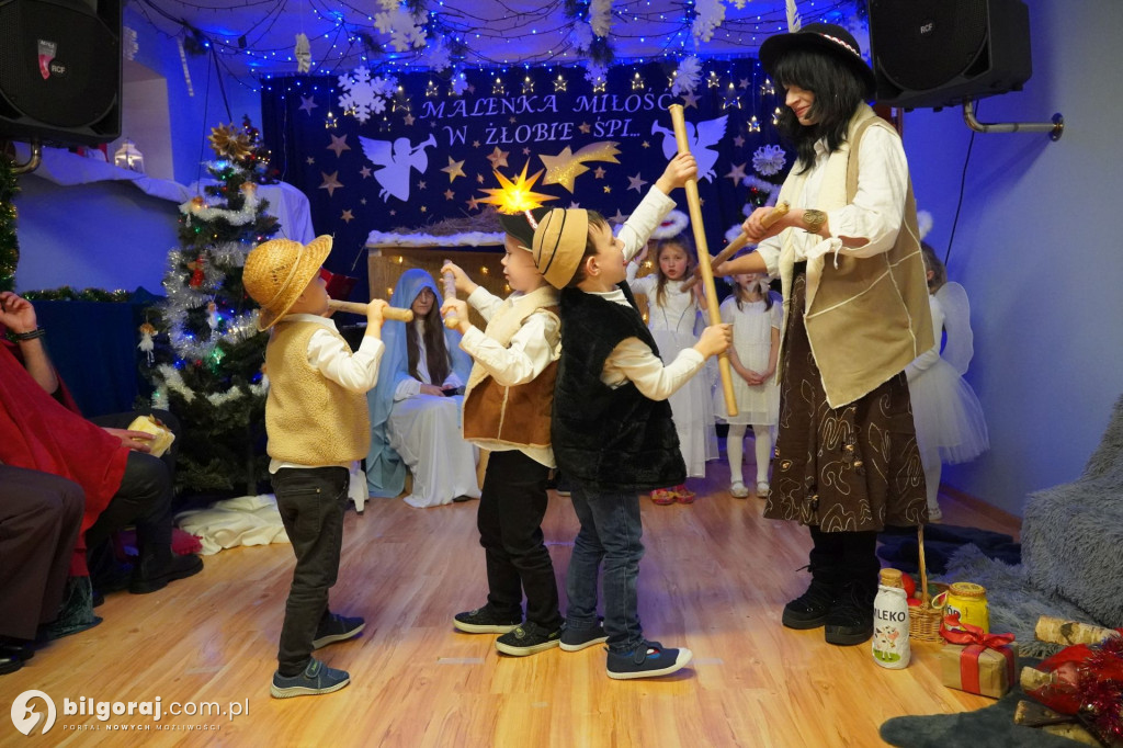 Wspólne kolędowanie w Domku Przedszkolaka. Jasełka z udziałem rodzin