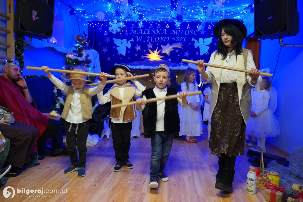Wspólne kolędowanie w Domku Przedszkolaka. Jasełka z udziałem rodzin