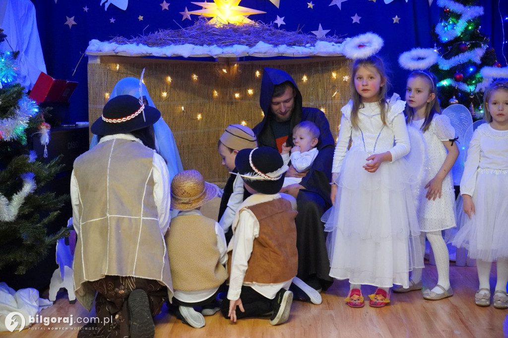 Wspólne kolędowanie w Domku Przedszkolaka. Jasełka z udziałem rodzin