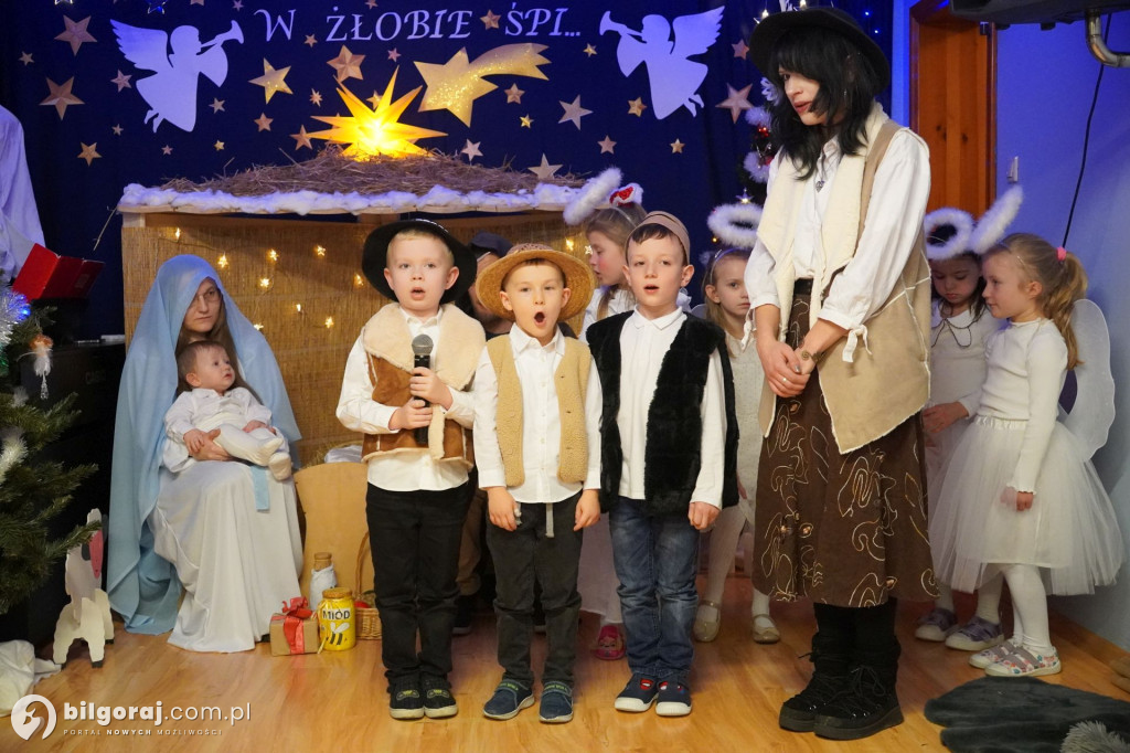 Wspólne kolędowanie w Domku Przedszkolaka. Jasełka z udziałem rodzin