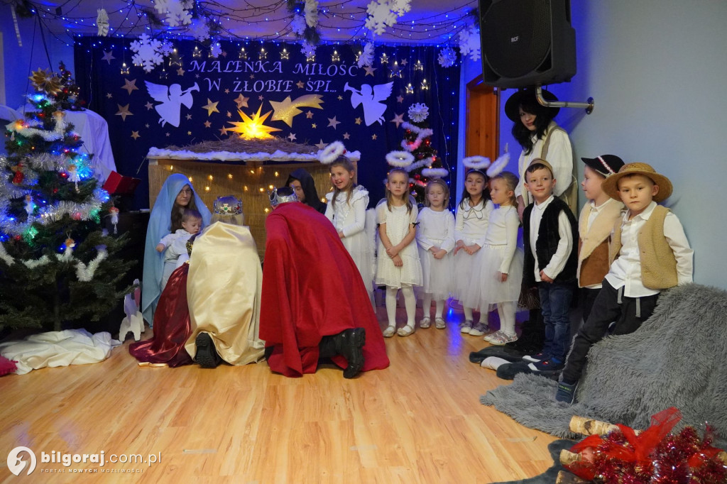 Wspólne kolędowanie w Domku Przedszkolaka. Jasełka z udziałem rodzin