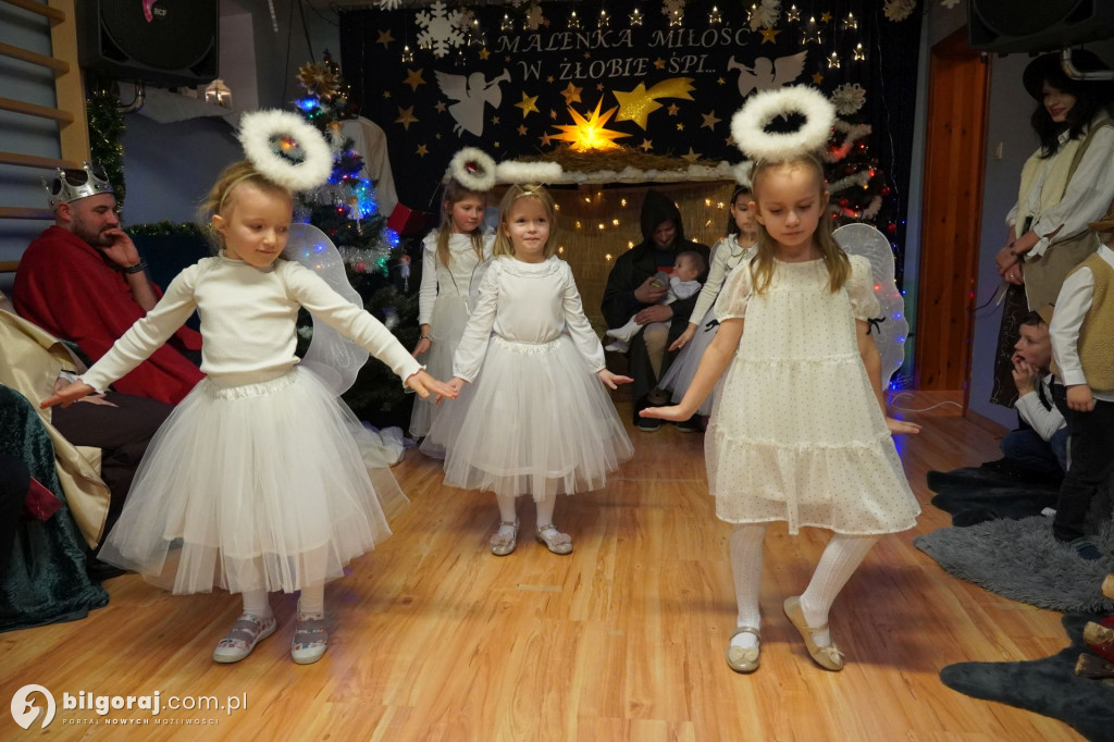 Wspólne kolędowanie w Domku Przedszkolaka. Jasełka z udziałem rodzin