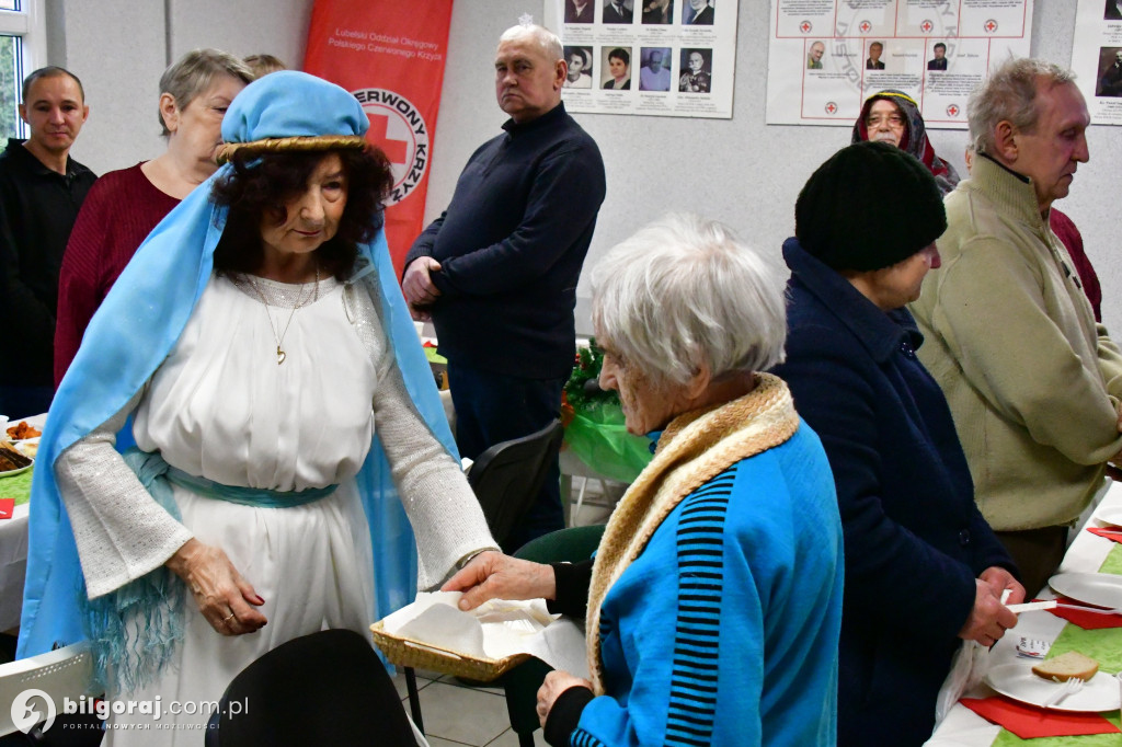 Wigilia otwarta dla każdego. Biłgorajski PCK zadbał, by każdy miał miejsce przy stole
