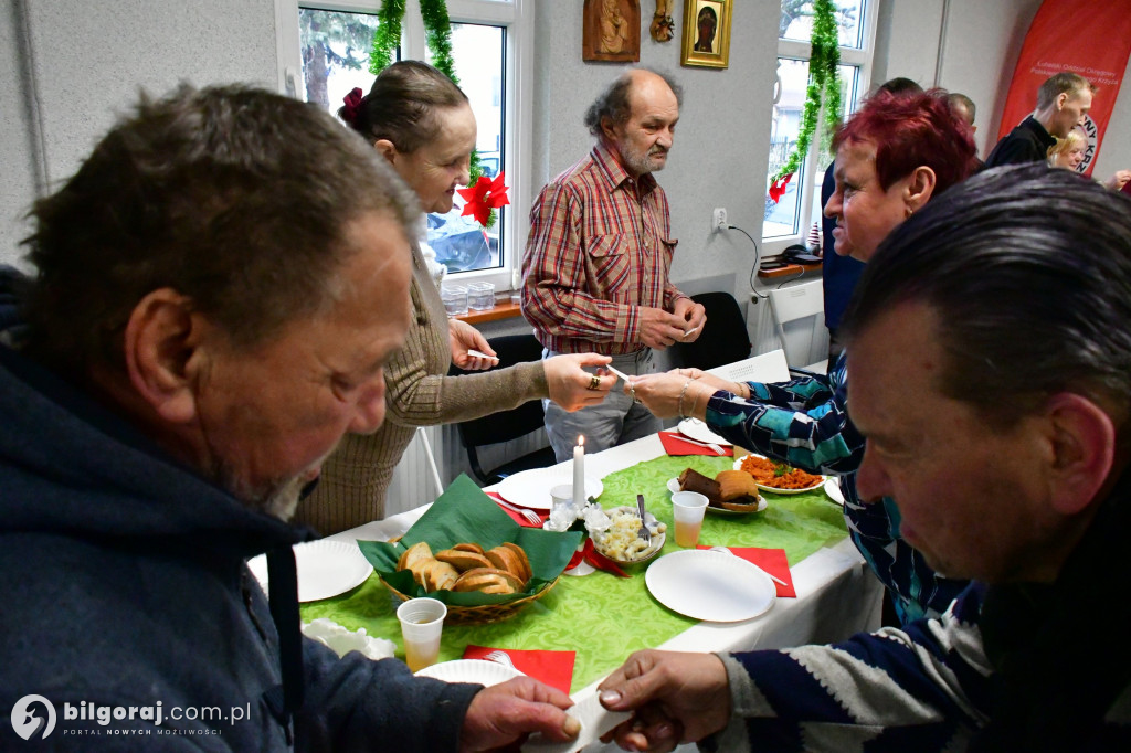 Wigilia otwarta dla każdego. Biłgorajski PCK zadbał, by każdy miał miejsce przy stole