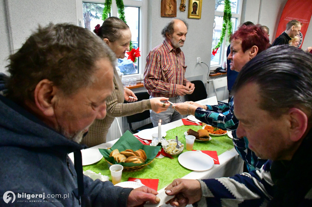 Wigilia otwarta dla każdego. Biłgorajski PCK zadbał, by każdy miał miejsce przy stole