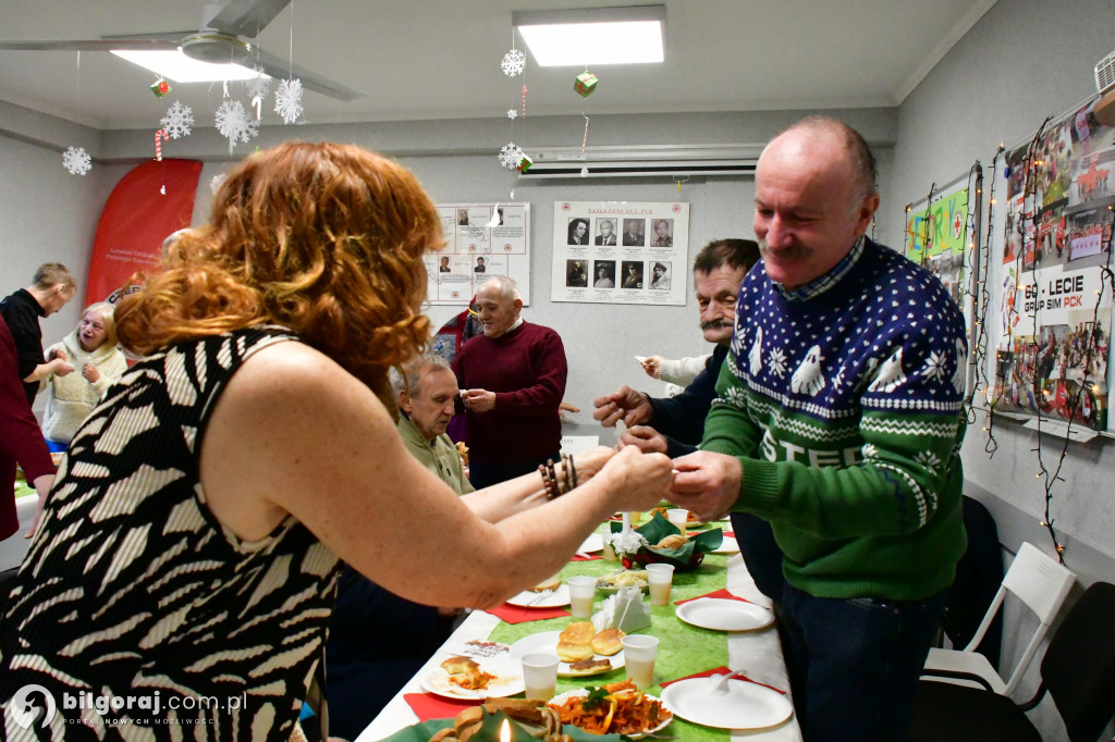Wigilia otwarta dla każdego. Biłgorajski PCK zadbał, by każdy miał miejsce przy stole
