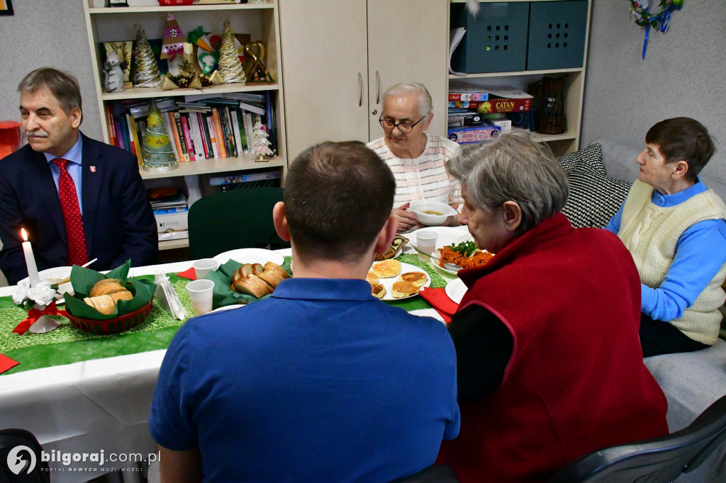 Wigilia otwarta dla każdego. Biłgorajski PCK zadbał, by każdy miał miejsce przy stole