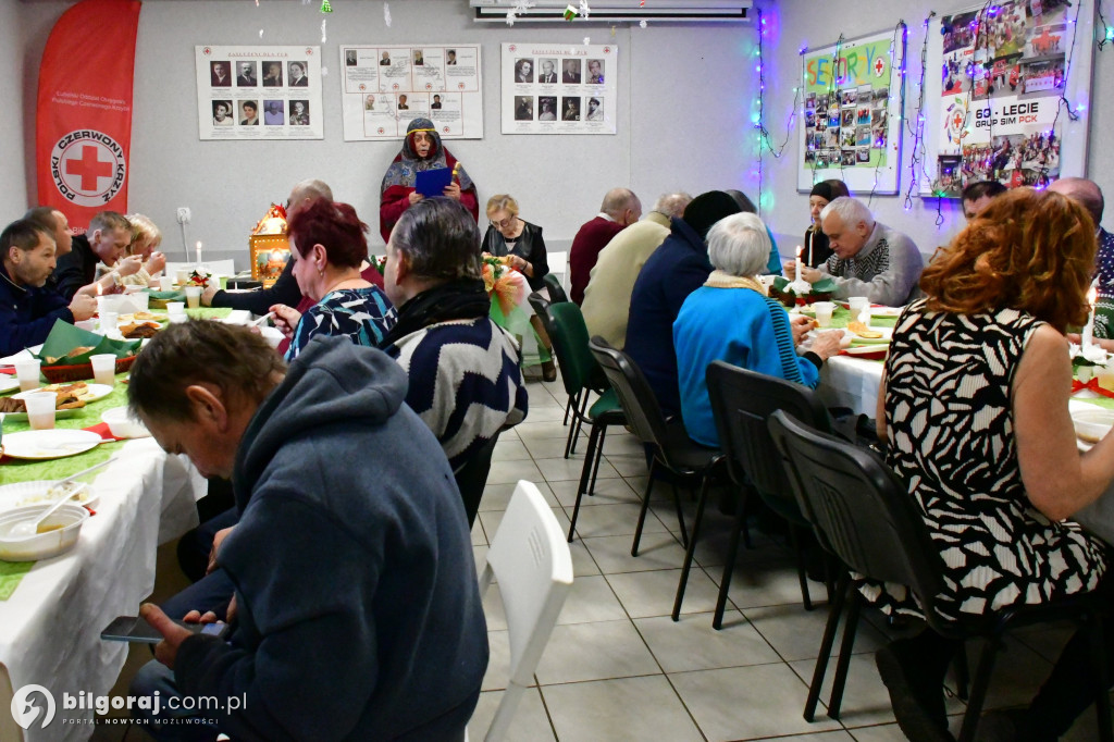 Wigilia otwarta dla każdego. Biłgorajski PCK zadbał, by każdy miał miejsce przy stole