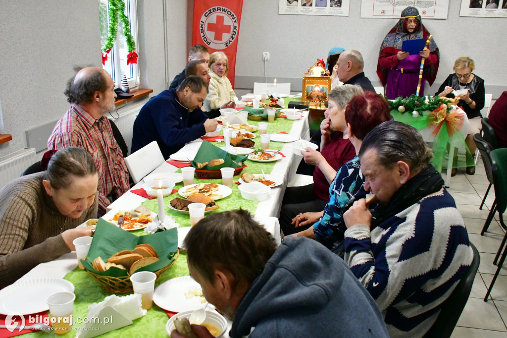 Wigilia otwarta dla każdego. Biłgorajski PCK zadbał, by każdy miał miejsce przy stole