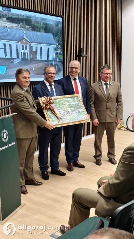 Ze stuletniego budynku do nowoczesności. Leśnicy z Józefowa mają nową siedzibę