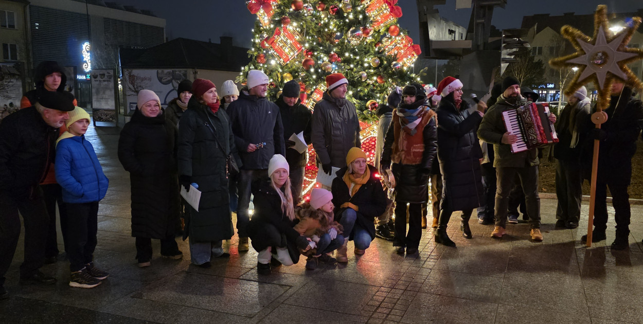 Kolędy niosące radość. Mieszkańcy Biłgoraja zaśpiewali pod Urzędem Miasta
