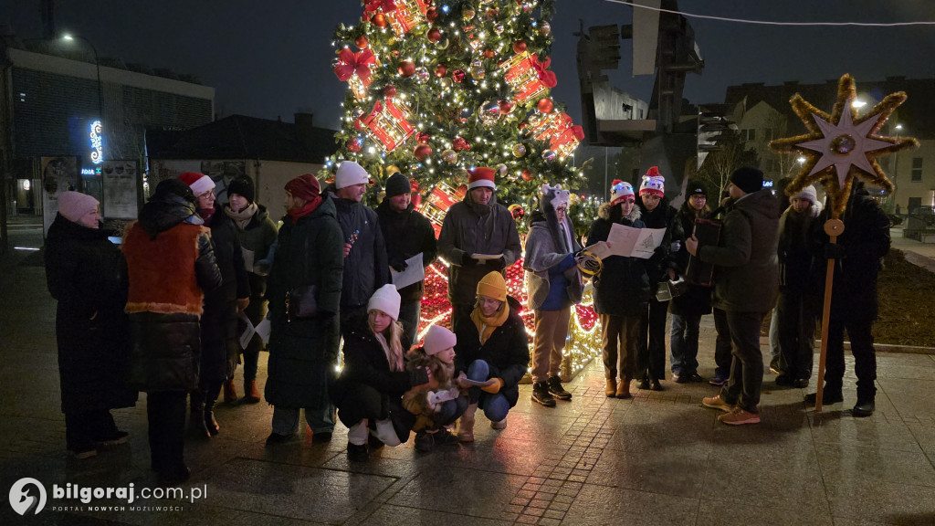Kolędy niosące radość. Mieszkańcy Biłgoraja zaśpiewali pod Urzędem Miasta