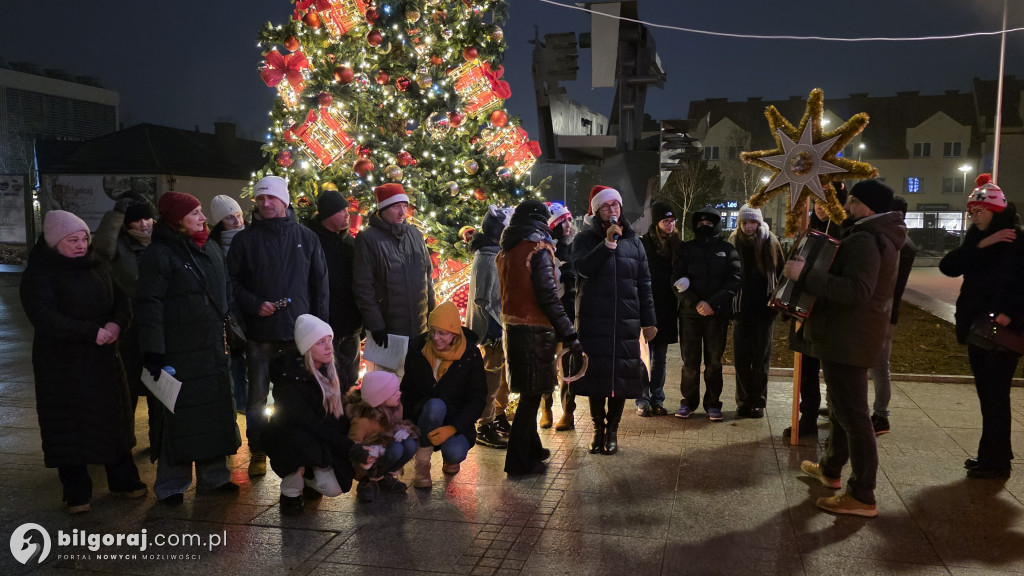 Kolędy niosące radość. Mieszkańcy Biłgoraja zaśpiewali pod Urzędem Miasta