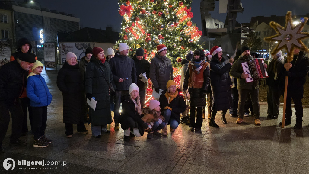 Kolędy niosące radość. Mieszkańcy Biłgoraja zaśpiewali pod Urzędem Miasta