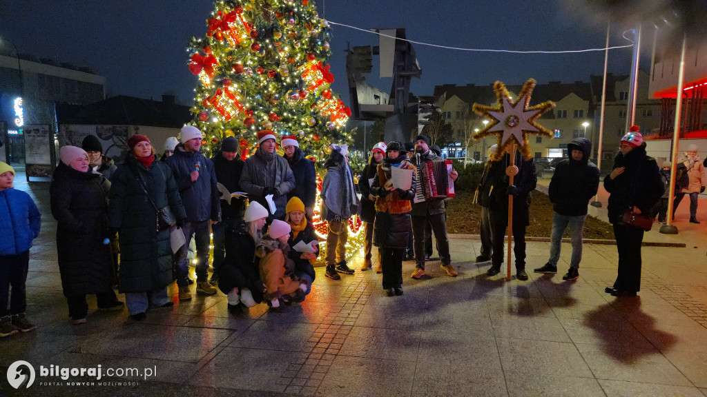 Kolędy niosące radość. Mieszkańcy Biłgoraja zaśpiewali pod Urzędem Miasta