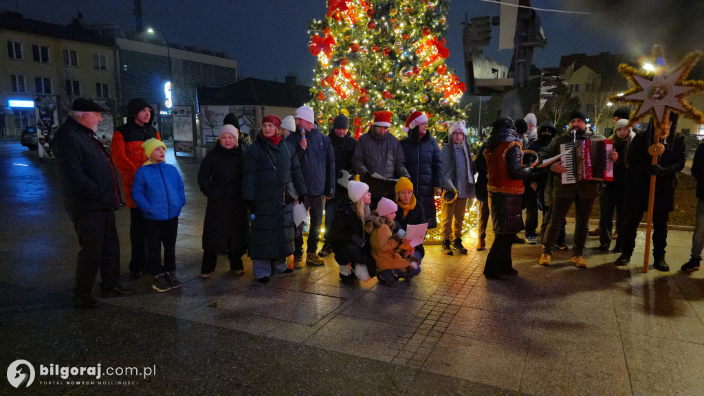 Kolędy niosące radość. Mieszkańcy Biłgoraja zaśpiewali pod Urzędem Miasta