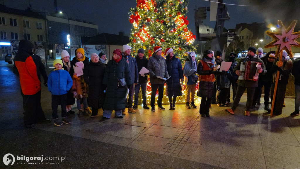 Kolędy niosące radość. Mieszkańcy Biłgoraja zaśpiewali pod Urzędem Miasta