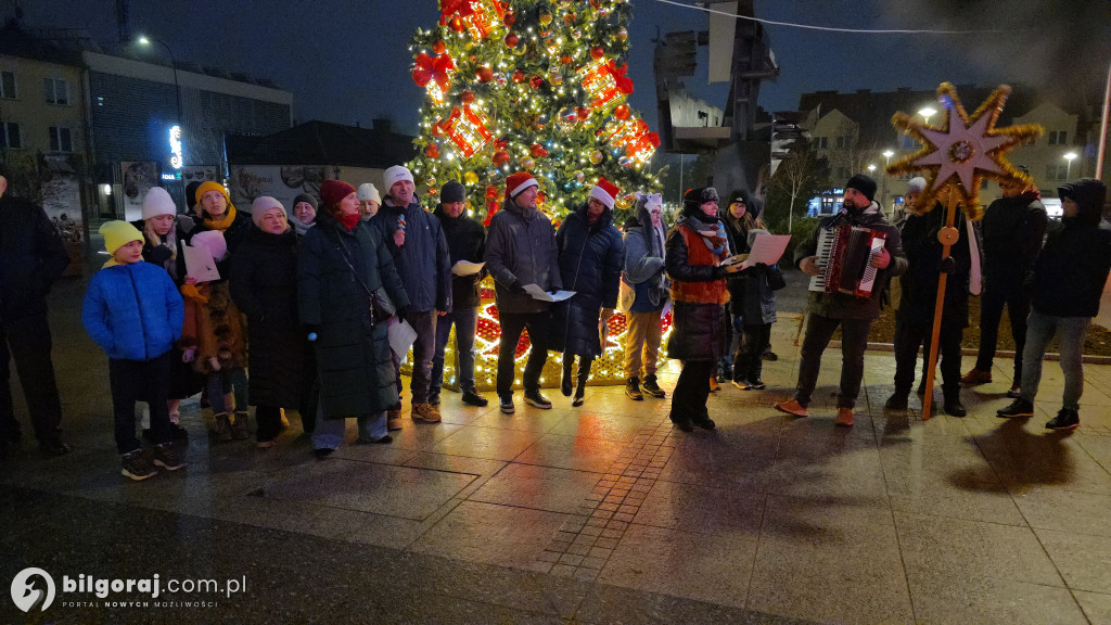 Kolędy niosące radość. Mieszkańcy Biłgoraja zaśpiewali pod Urzędem Miasta