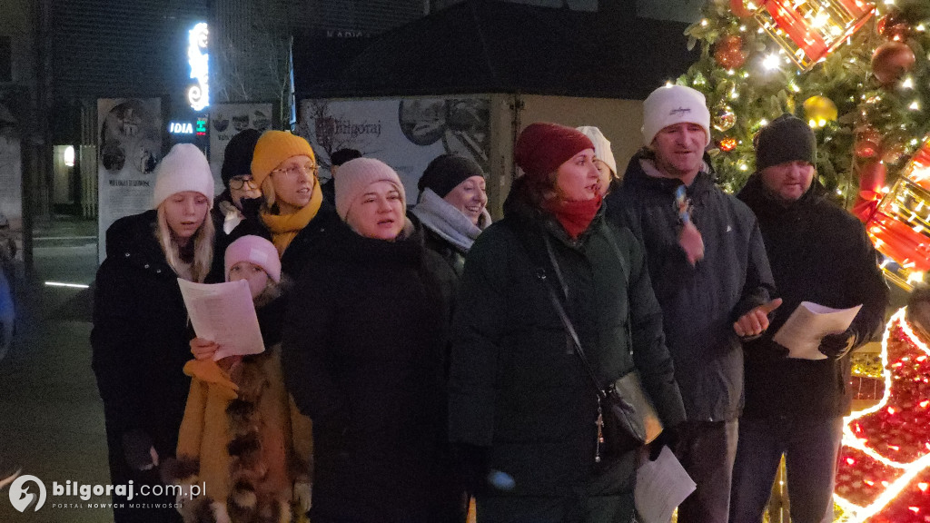 Kolędy niosące radość. Mieszkańcy Biłgoraja zaśpiewali pod Urzędem Miasta