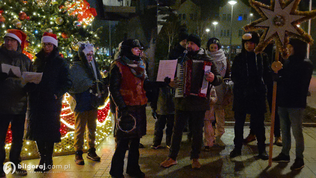 Kolędy niosące radość. Mieszkańcy Biłgoraja zaśpiewali pod Urzędem Miasta