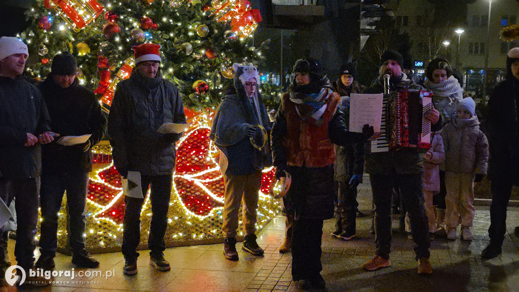 Kolędy niosące radość. Mieszkańcy Biłgoraja zaśpiewali pod Urzędem Miasta