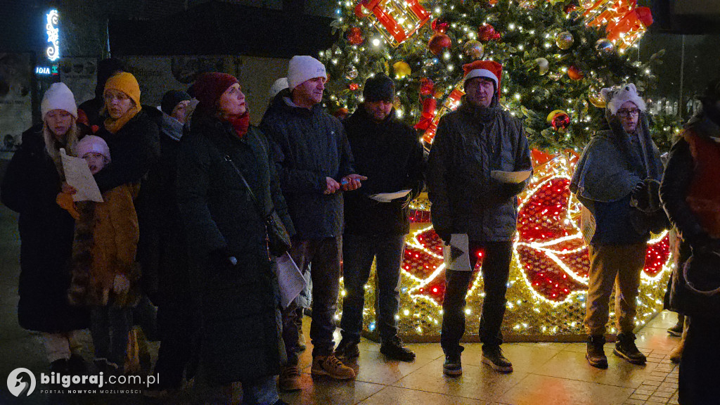Kolędy niosące radość. Mieszkańcy Biłgoraja zaśpiewali pod Urzędem Miasta