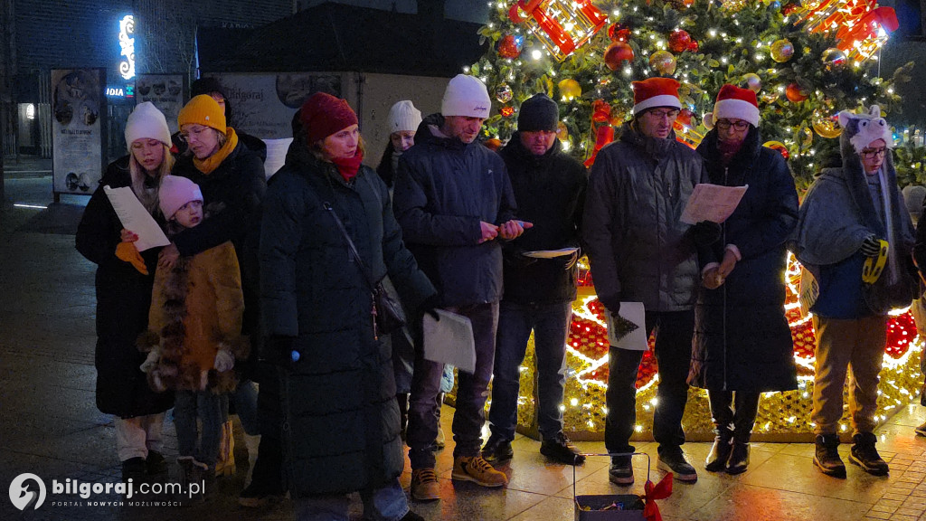 Kolędy niosące radość. Mieszkańcy Biłgoraja zaśpiewali pod Urzędem Miasta