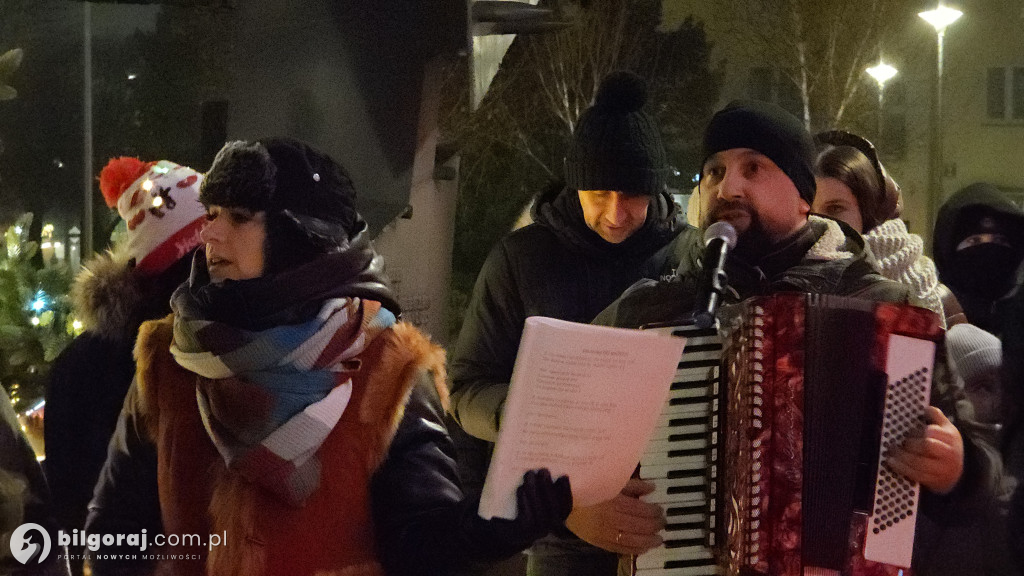 Kolędy niosące radość. Mieszkańcy Biłgoraja zaśpiewali pod Urzędem Miasta