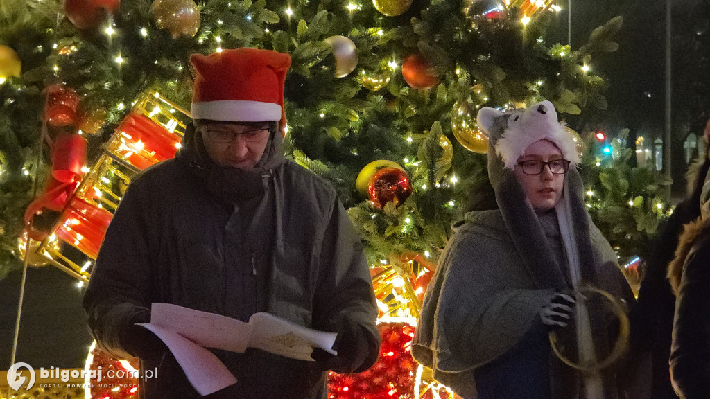 Kolędy niosące radość. Mieszkańcy Biłgoraja zaśpiewali pod Urzędem Miasta