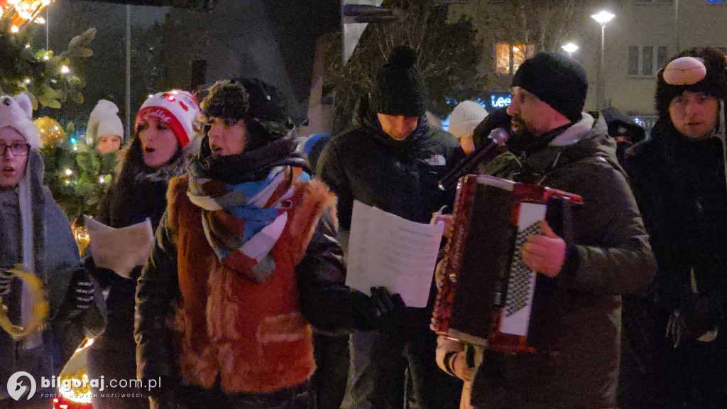 Kolędy niosące radość. Mieszkańcy Biłgoraja zaśpiewali pod Urzędem Miasta