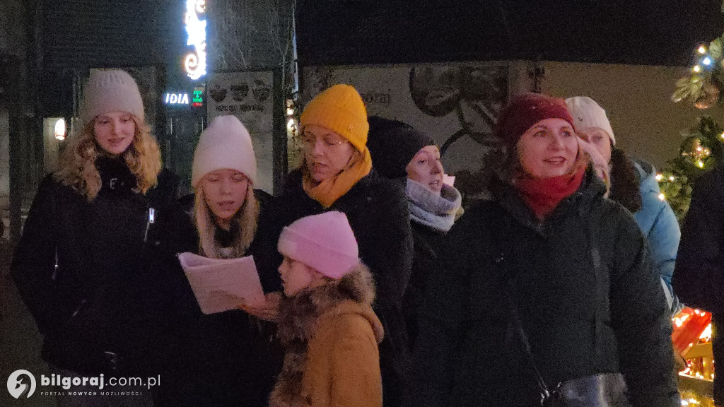Kolędy niosące radość. Mieszkańcy Biłgoraja zaśpiewali pod Urzędem Miasta