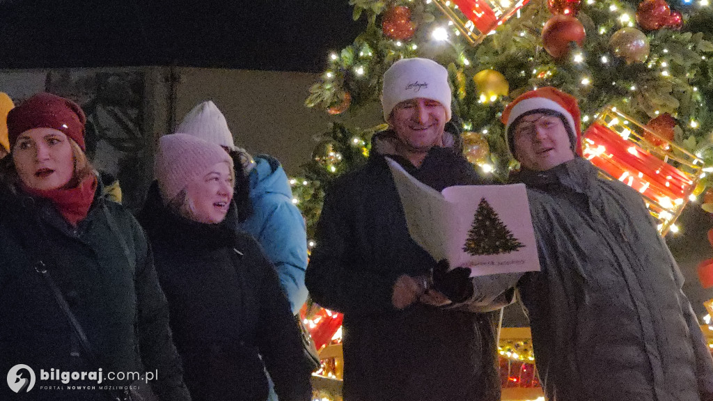 Kolędy niosące radość. Mieszkańcy Biłgoraja zaśpiewali pod Urzędem Miasta