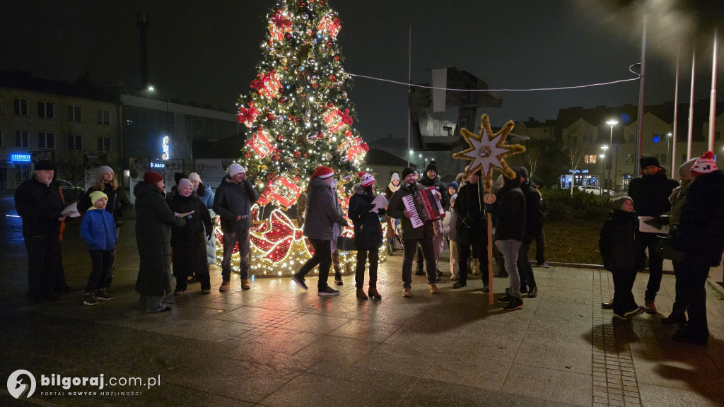 Kolędy niosące radość. Mieszkańcy Biłgoraja zaśpiewali pod Urzędem Miasta