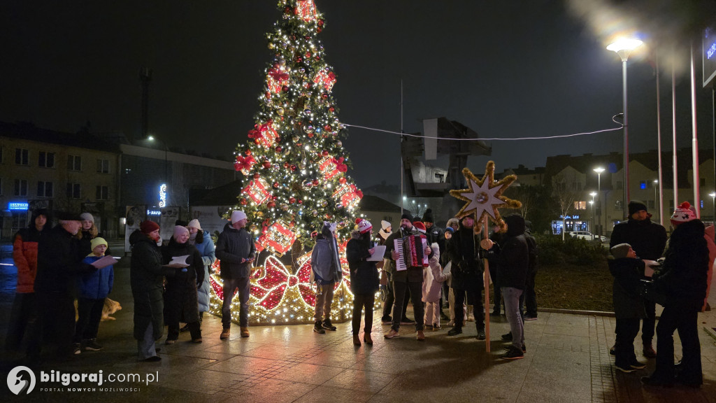 Kolędy niosące radość. Mieszkańcy Biłgoraja zaśpiewali pod Urzędem Miasta