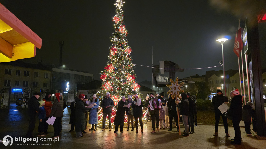 Kolędy niosące radość. Mieszkańcy Biłgoraja zaśpiewali pod Urzędem Miasta