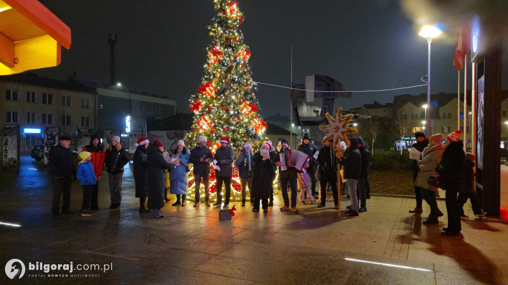 Kolędy niosące radość. Mieszkańcy Biłgoraja zaśpiewali pod Urzędem Miasta