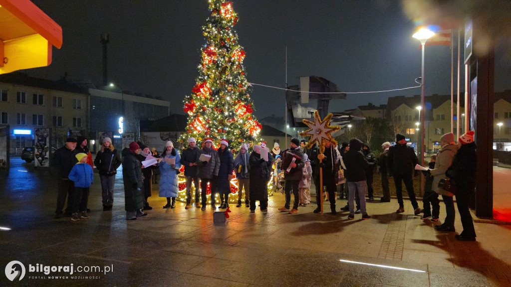 Kolędy niosące radość. Mieszkańcy Biłgoraja zaśpiewali pod Urzędem Miasta