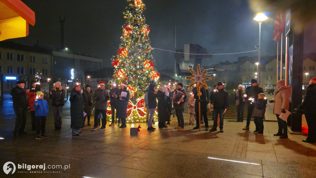 Kolędy niosące radość. Mieszkańcy Biłgoraja zaśpiewali pod Urzędem Miasta