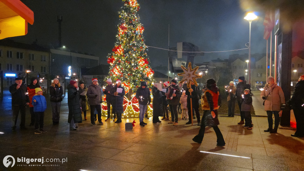 Kolędy niosące radość. Mieszkańcy Biłgoraja zaśpiewali pod Urzędem Miasta