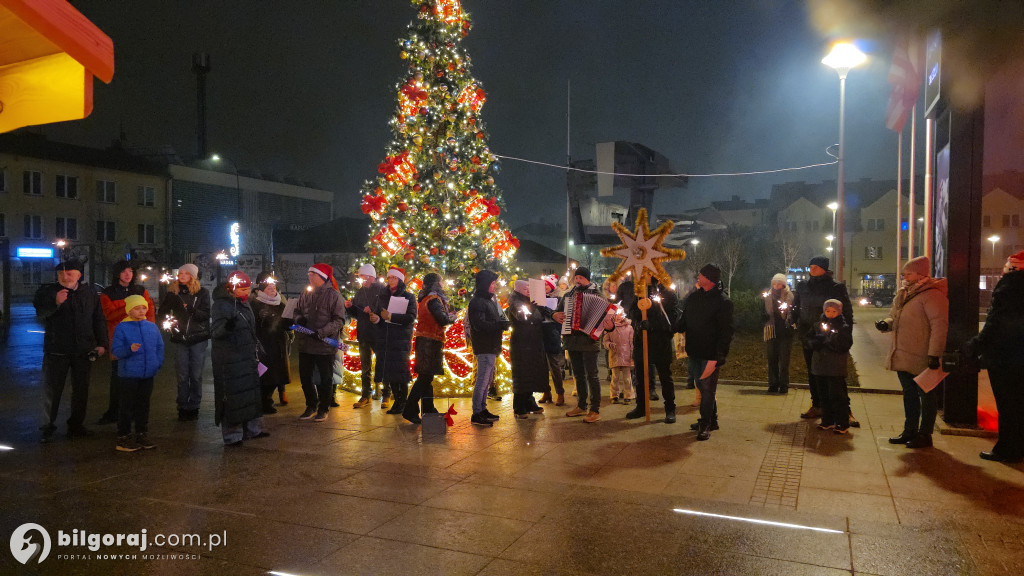 Kolędy niosące radość. Mieszkańcy Biłgoraja zaśpiewali pod Urzędem Miasta
