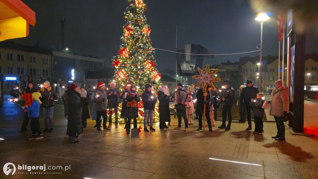 Kolędy niosące radość. Mieszkańcy Biłgoraja zaśpiewali pod Urzędem Miasta