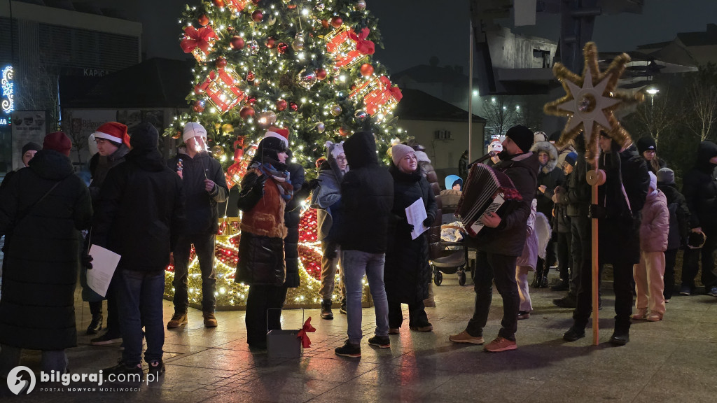 Kolędy niosące radość. Mieszkańcy Biłgoraja zaśpiewali pod Urzędem Miasta