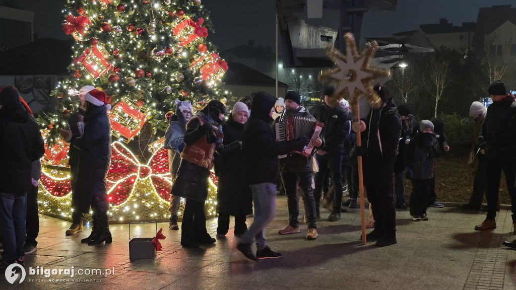 Kolędy niosące radość. Mieszkańcy Biłgoraja zaśpiewali pod Urzędem Miasta