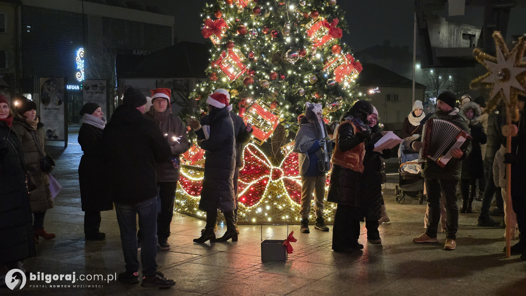 Kolędy niosące radość. Mieszkańcy Biłgoraja zaśpiewali pod Urzędem Miasta