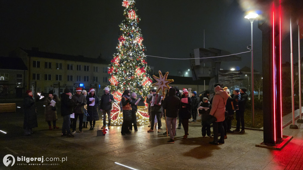 Kolędy niosące radość. Mieszkańcy Biłgoraja zaśpiewali pod Urzędem Miasta