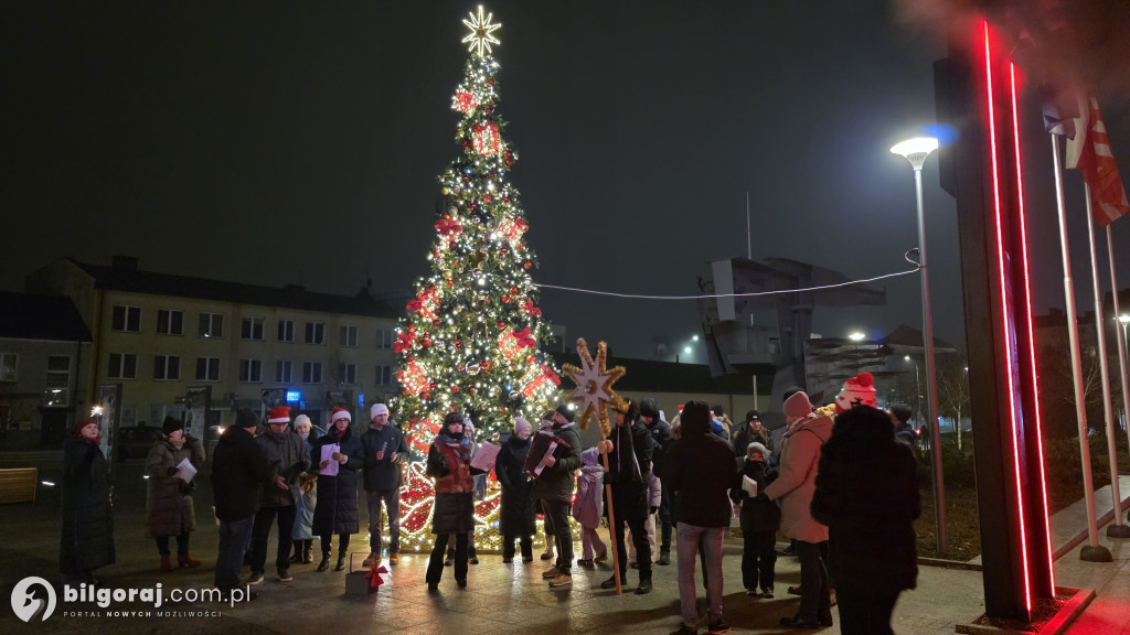 Kolędy niosące radość. Mieszkańcy Biłgoraja zaśpiewali pod Urzędem Miasta
