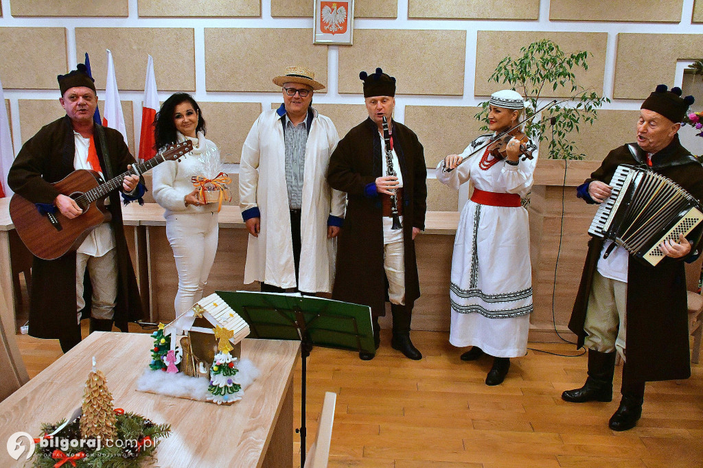Tradycja, stroje i radosny śpiew. Kapela Ludowa „Krążałka” odwiedziła biłgorajskie