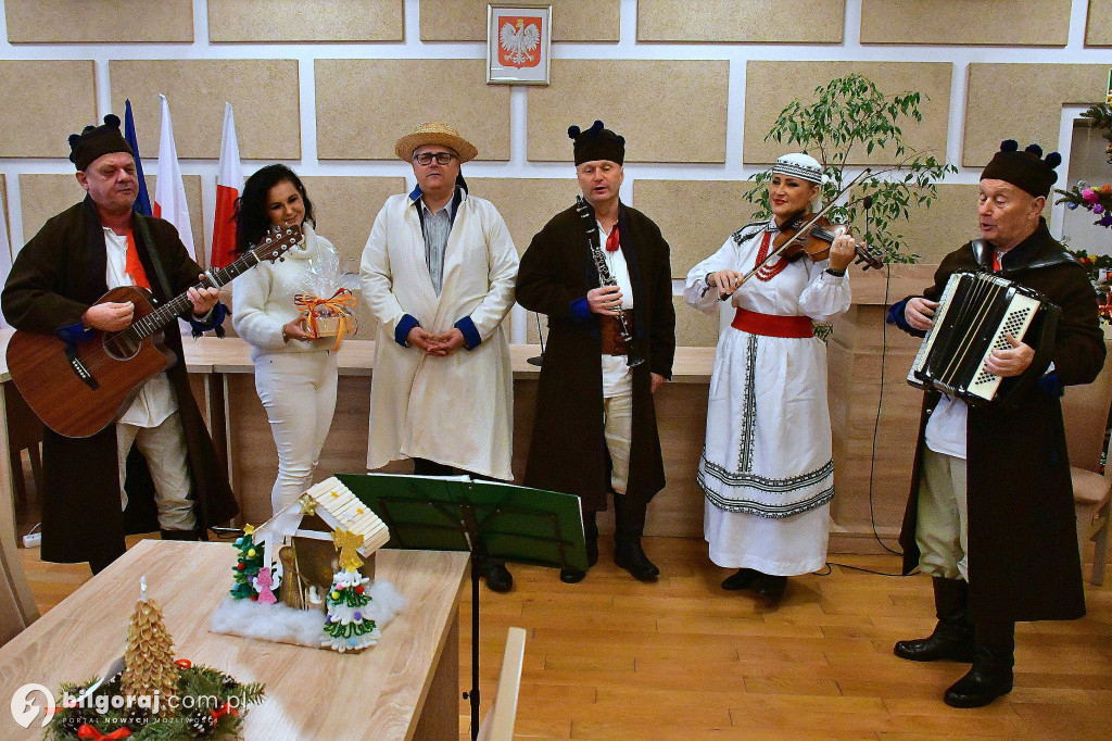 Tradycja, stroje i radosny śpiew. Kapela Ludowa „Krążałka” odwiedziła biłgorajskie