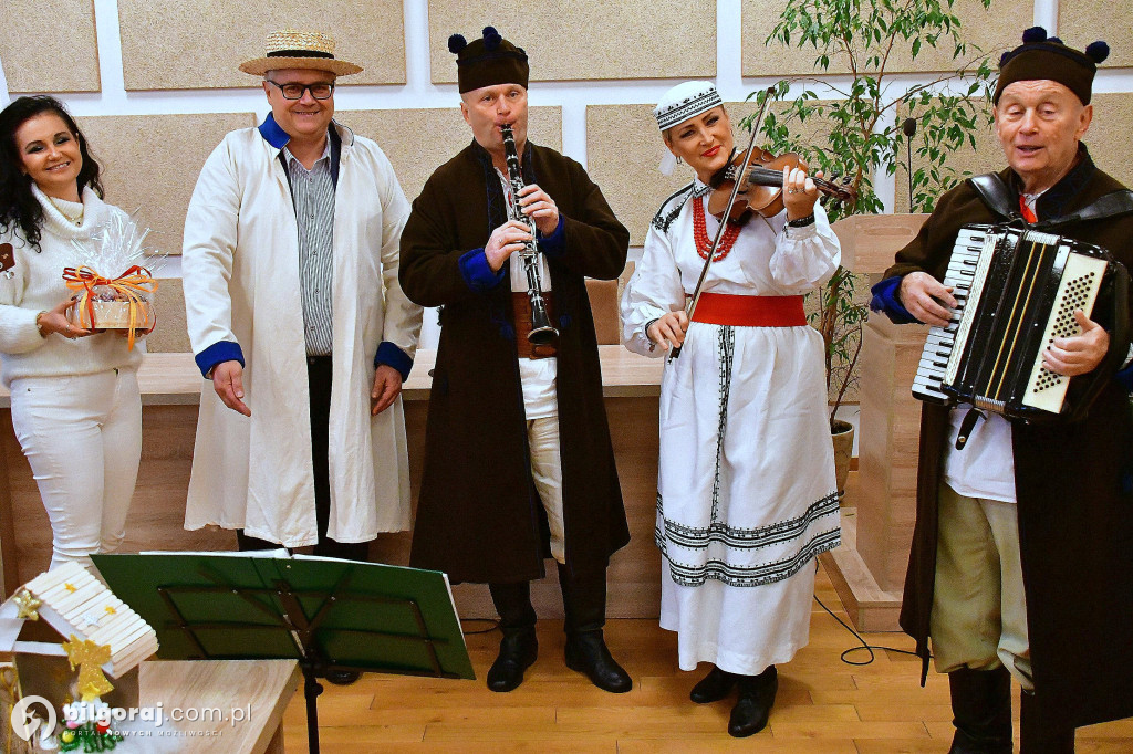Tradycja, stroje i radosny śpiew. Kapela Ludowa „Krążałka” odwiedziła biłgorajskie