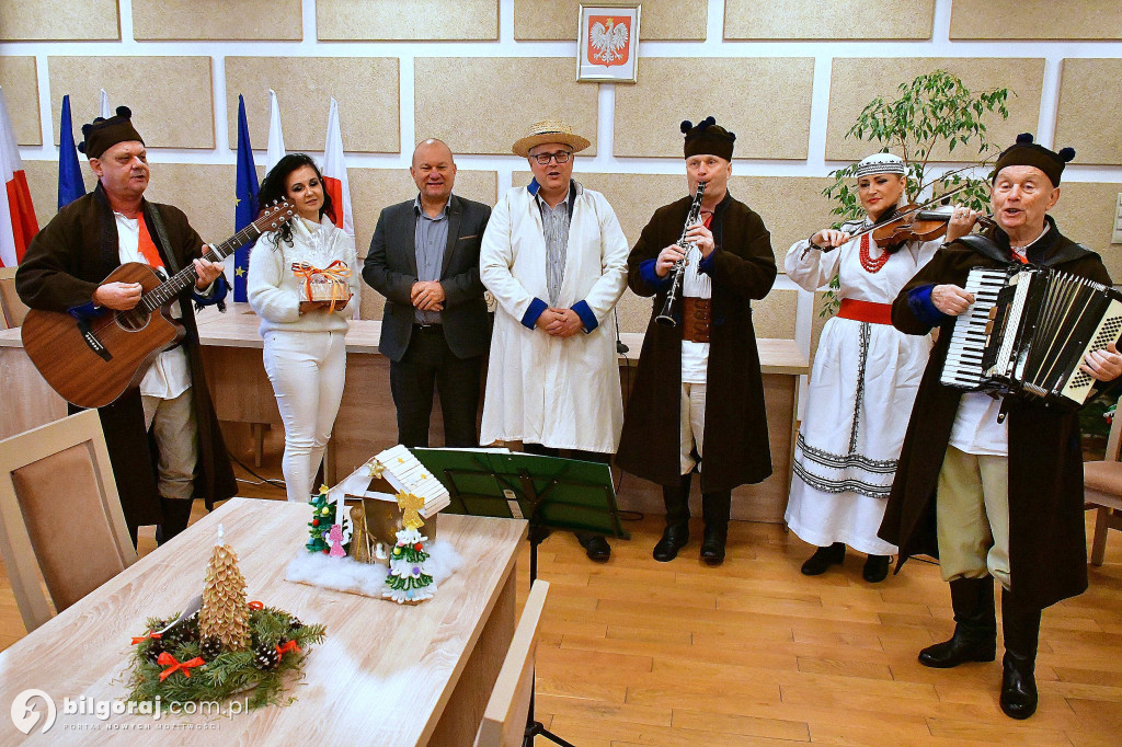 Tradycja, stroje i radosny śpiew. Kapela Ludowa „Krążałka” odwiedziła biłgorajskie